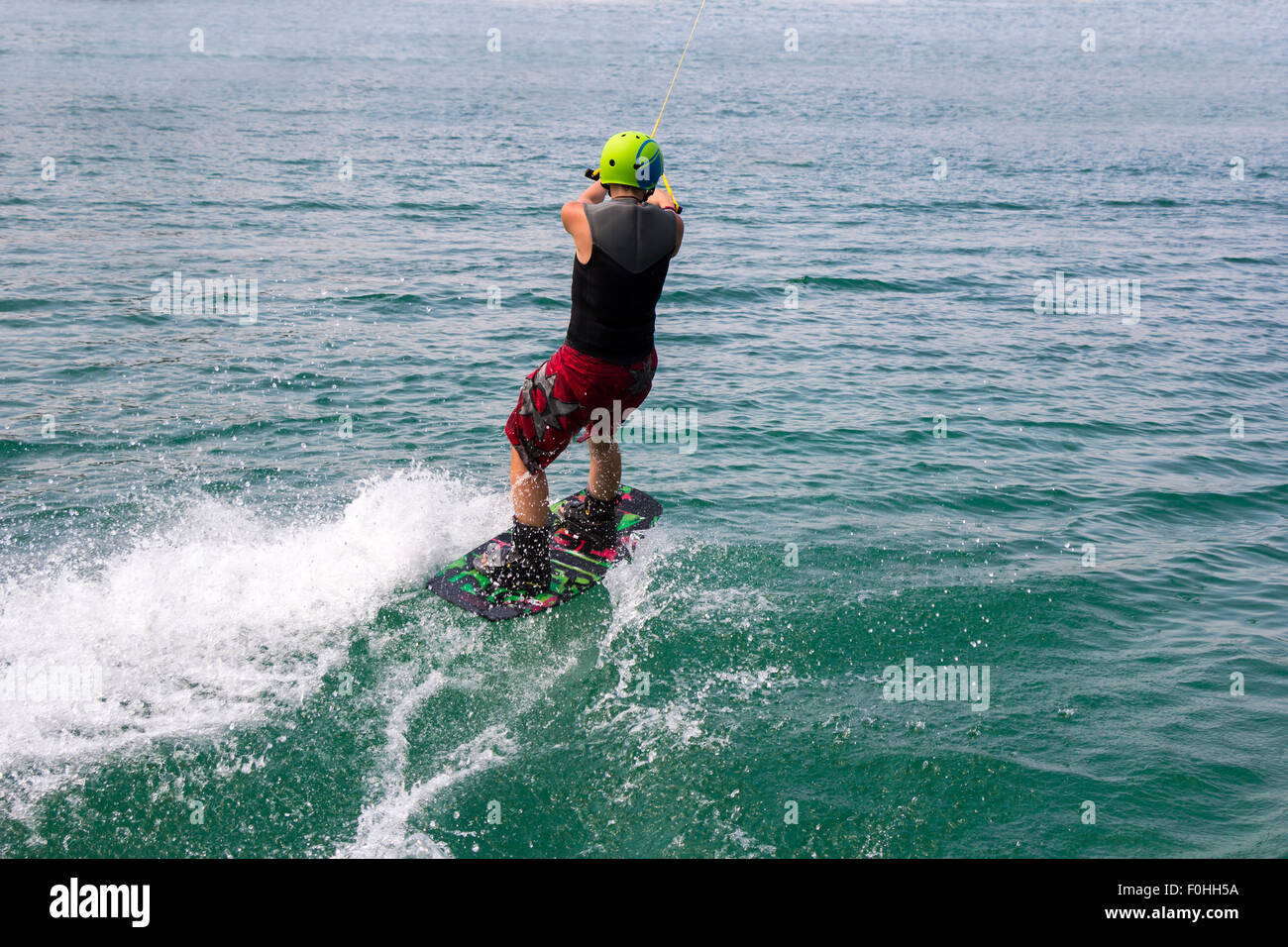 Junger Wakeboarder in Aktion auf dem See Stockfoto