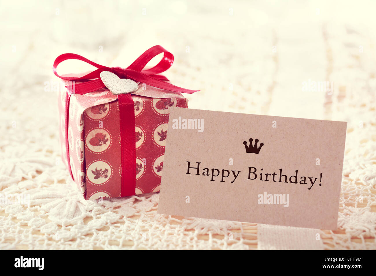 Alles Gute zum Geburtstag Nachricht geschrieben auf einer Karte mit einer Hand gestaltete Geschenkbox Stockfoto