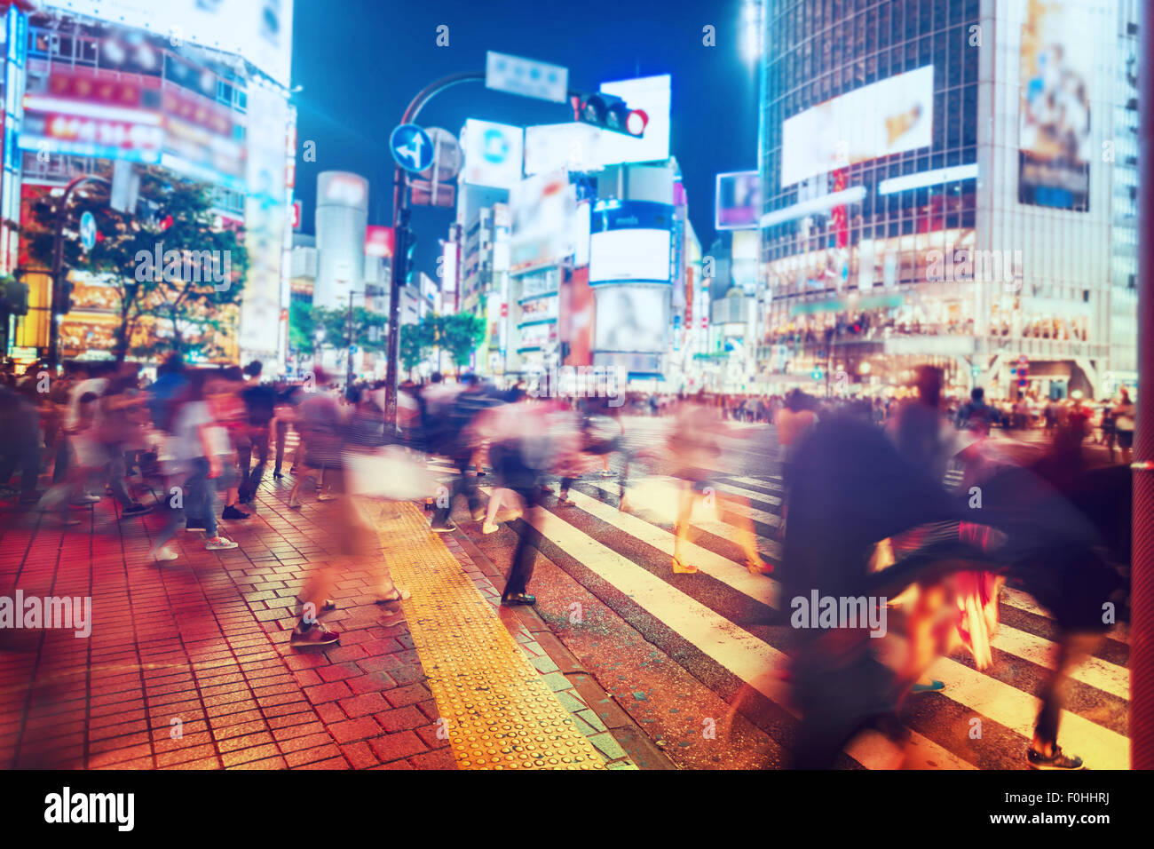 Personen und Fahrzeuge überqueren Sie die berühmte beschäftigt Shibuya Kreuzung in Tokio Stockfoto