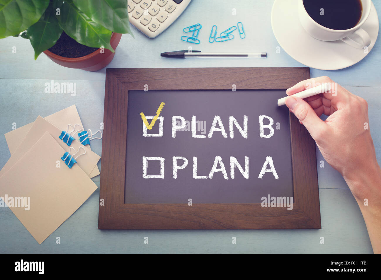 Mann prüfen PLAN B auf einer Tafel Stockfoto