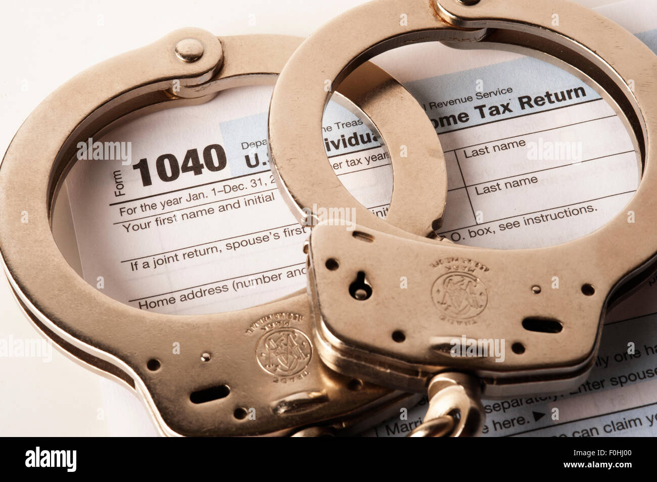 Handschellen auf USA Steuererklärung 1040 Warnung auf Betrug Stockfoto
