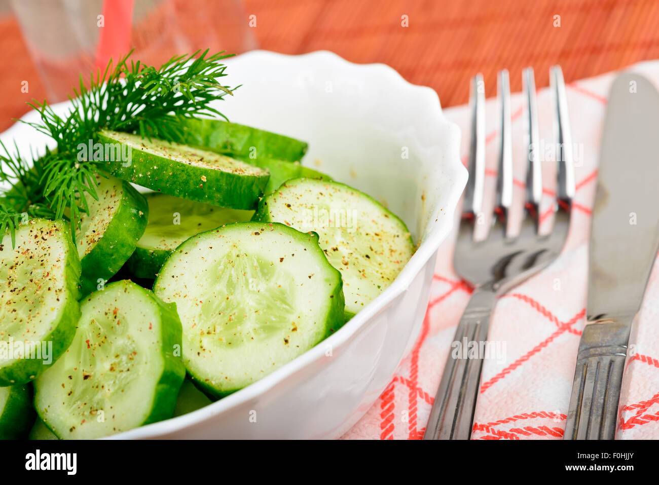 Frische Gurken Salat Makro in Schüssel Stockfoto