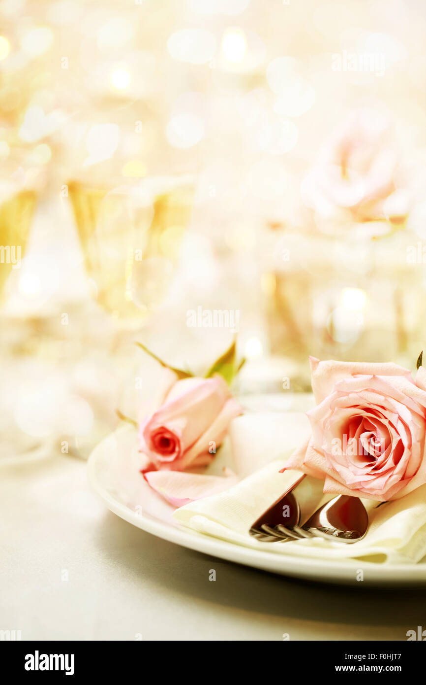 Dekorierten Tisch mit schönen rosa Rosen Stockfoto