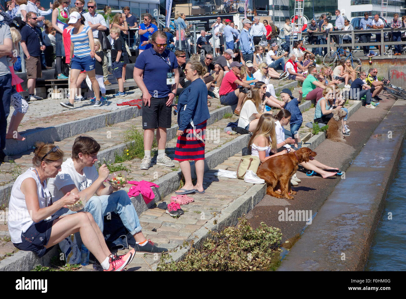 Menschen am sonnigen Sonntag entspannen Sie am Kai im Waterfront in Lindholmen, Göteborg. Schweden Stockfoto