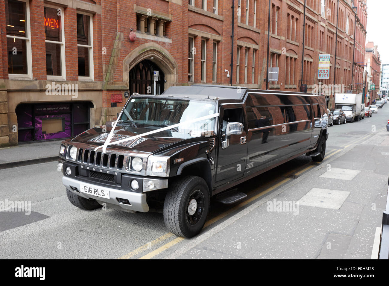 Stretch-Hummer Limousine als Hochzeitsauto Manchester England UK Stockfoto