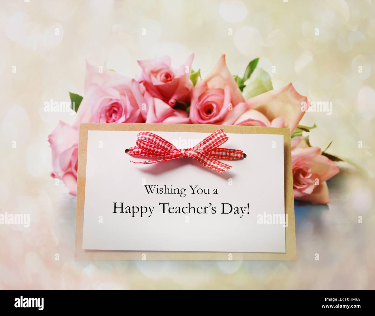 Frohe Botschaft der Teachers Day mit rosa Rosen Stockfoto