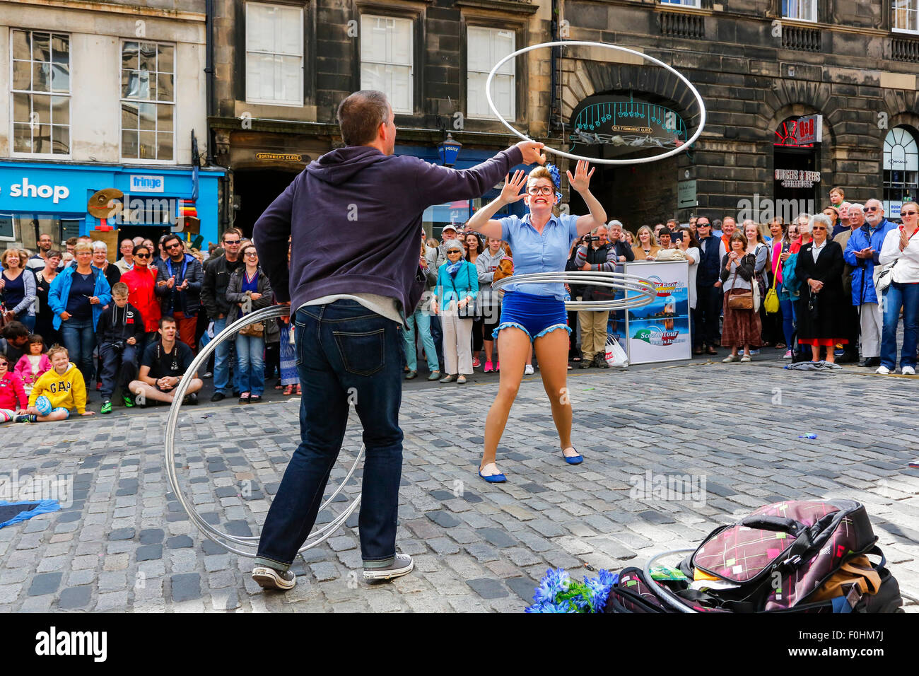 Acrobat genannt "Ahorn" mit Hoola Creolen in The Royal Miler, Edinburgh Fringe Festival, Schottland, UK Stockfoto