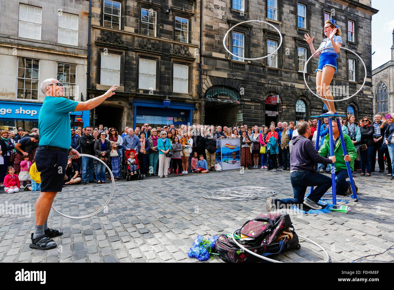 Acrobat bin aples' mit Hula Hoops in der Royal Mile, Edinburgh auf dem Fringe Festival, Schottland, UK mit der genannt Stockfoto