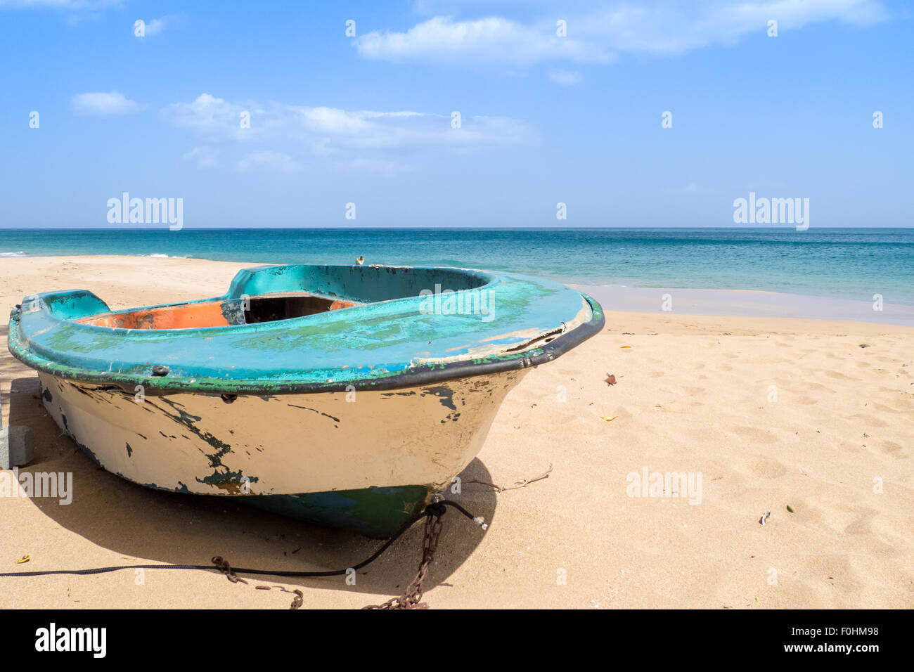 Auf den Strand von La Perla, Guadeloupe, ein altes Boot aufgegeben im Sand. Das Boot wurde in TV-Serien Tod im Paradies angesehen. Stockfoto