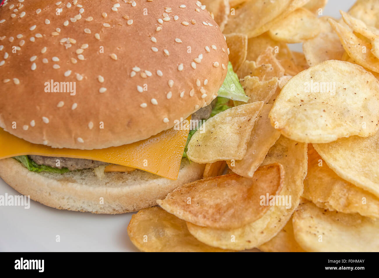 Fast-Food, Nahaufnahme von Burger mit Pommes Frites auf weißen Teller. Stockfoto
