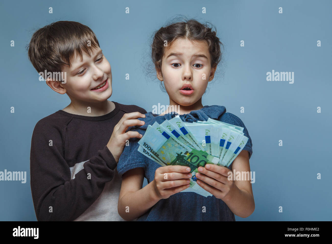 Junge Teenager europäische Erscheinung zehn Jahre und Mädchen europäischen app Stockfoto