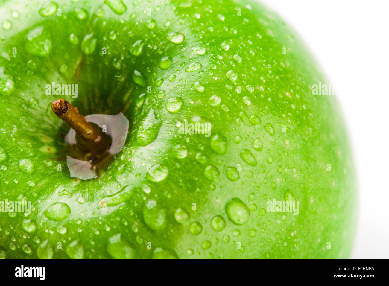 Apfel Grün mit Wassertropfen auf der Oberfläche Stockfoto