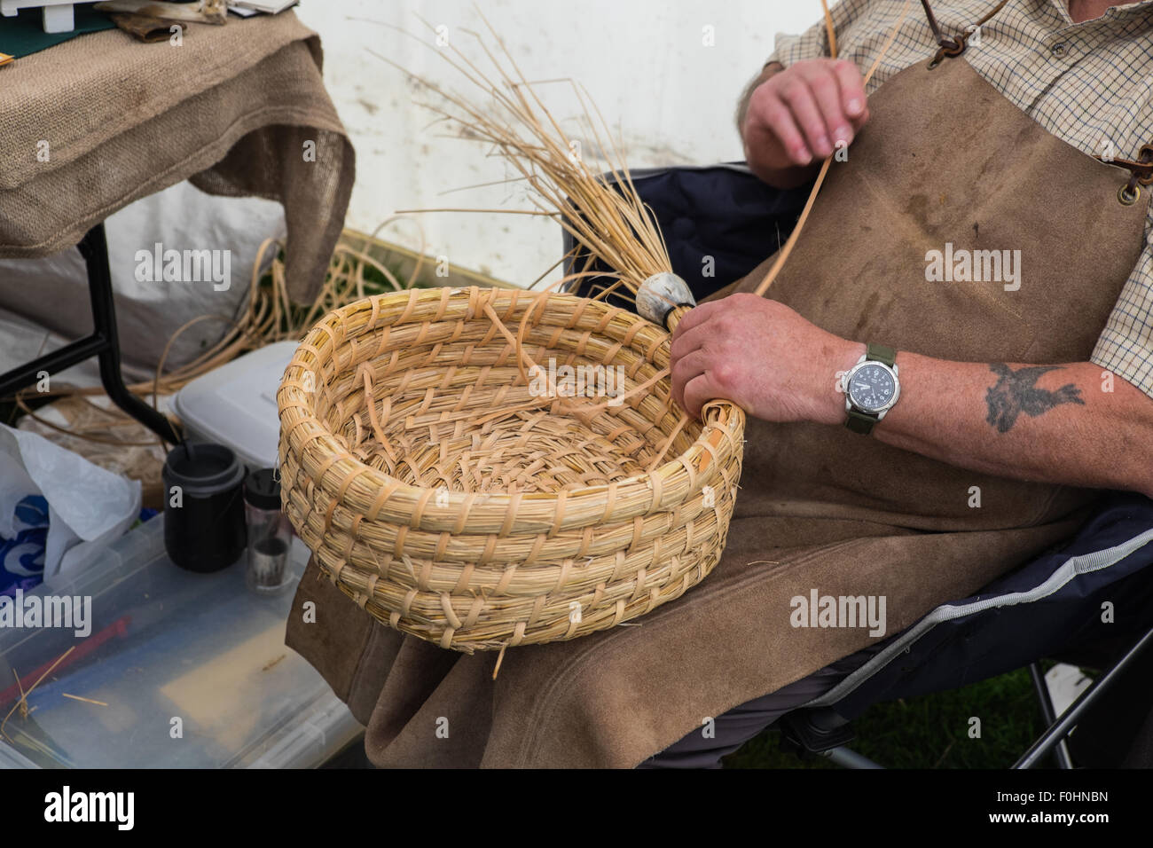 Bee Skep machen Demonstration an einem Land-Show Cumbria England August 2015 Stockfoto