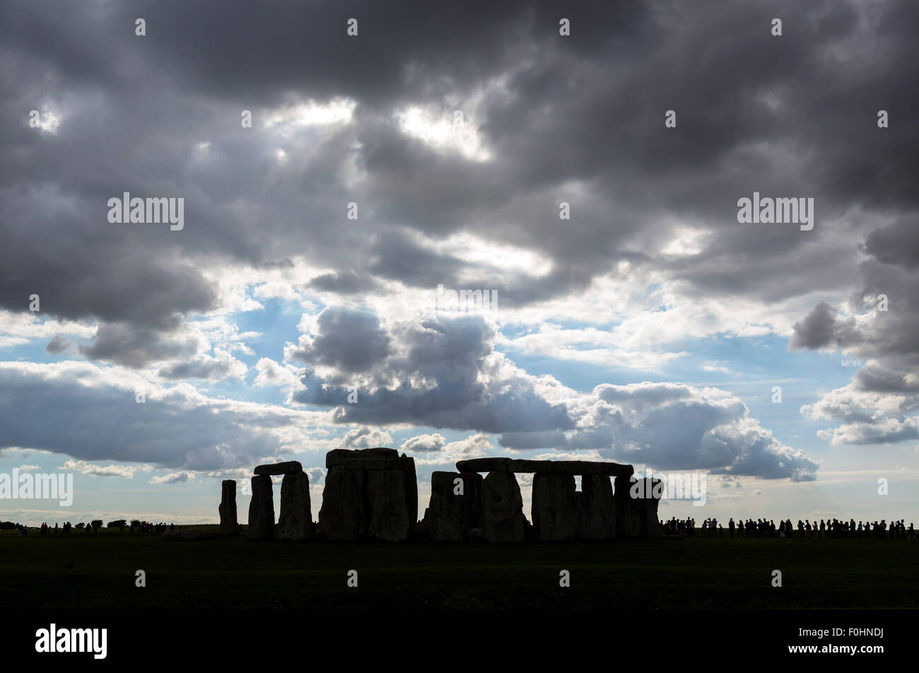 Linie der Besucher neben den Steinen Silhouette Stonehenge, in der Nähe von Amesbury, Wiltshire, England, UK Stockfoto