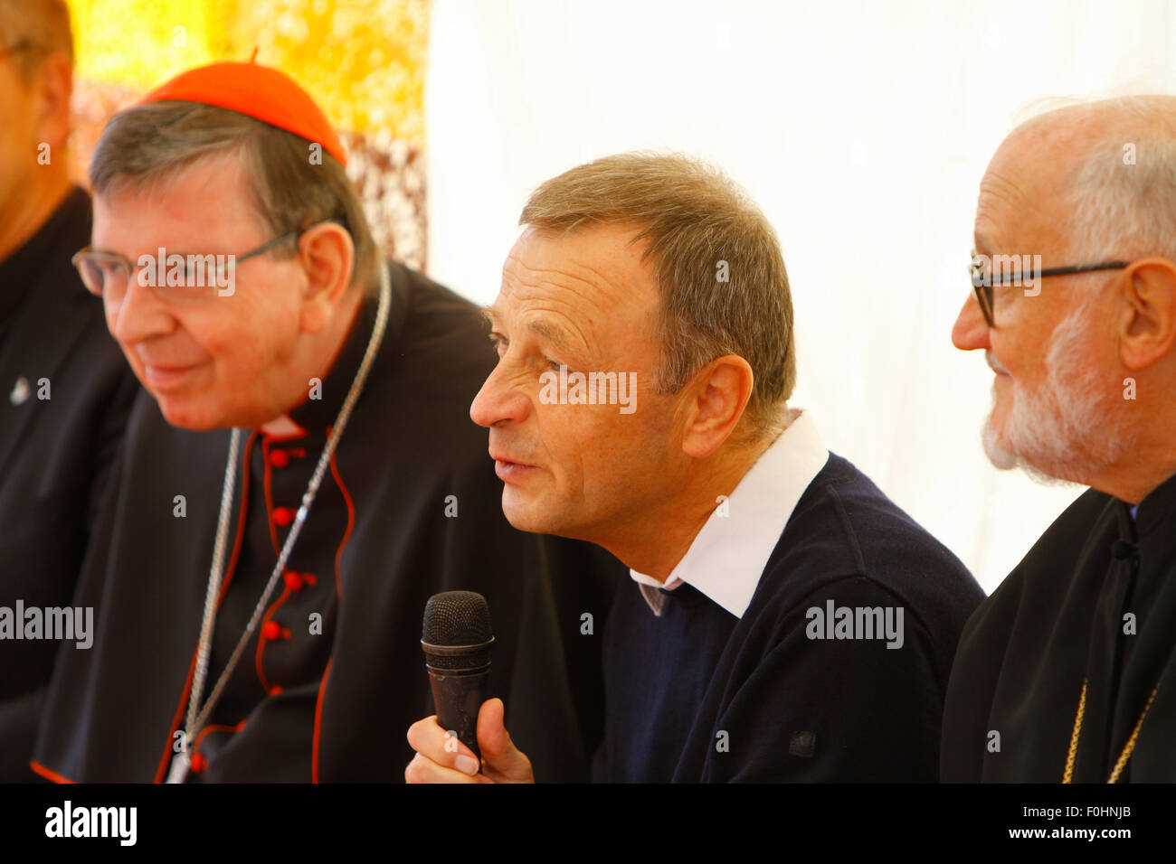 Frankreich. 16. August 2015. Frère Alois, Prior von Taizé, spricht nach dem Abendessen an die eingeladenen Kirchenführer. Kirchenführer aus vielen verschiedenen christlichen Kirchen, sowie Vertreter der nicht-christlichen Religionen besuchte Gebet der Danksagung im Speicher von Frère Roger in Taizé am 10. Jahrestag seines Todes. © Michael Debets/Pacific Press/Alamy Live-Nachrichten Stockfoto