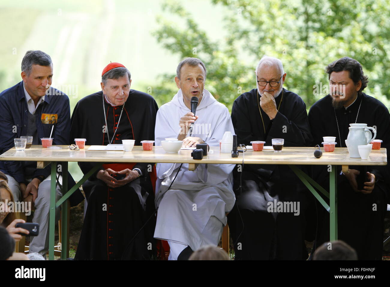 Frankreich. 16. August 2015. Bruder Alois (Mitte), der Prior von Taizé Gemeinschaft spricht nach dem Abendessen. Er liegt inmitten Kardinal Kurt Koch aus dem Vatikan, Bischof Jean vom Ökumenischen Patriarchat und Bischof Nestor aus dem Patriarchat von Moskau (von links nach rechts). Kirchenführer aus vielen verschiedenen christlichen Kirchen, sowie Vertreter der nicht-christlichen Religionen besuchte Gebet der Danksagung im Speicher von Frère Roger in Taizé am 10. Jahrestag seines Todes. © Michael Debets/Pacific Press/Alamy Live-Nachrichten Stockfoto