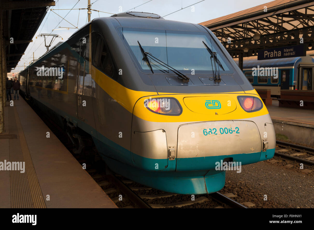 Gelber Zug warten auf eine Plattform, auf der Prager Hauptbahnhof. Die Station befindet sich in der dis Stockfoto