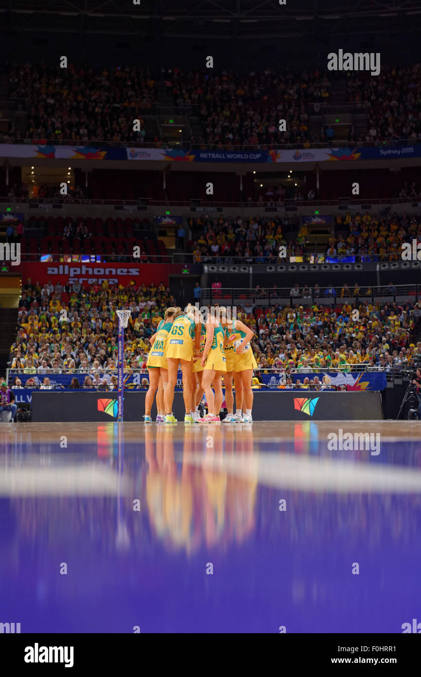 Sydney, Australien. 15. August 2015. Nummer eins und amtierende Weltmeister, Australien, sind durch das NWC2015 Gold Medal Match nach Sieg über die vierte jamaikanischen Sonnenschein-Mädchen in einer beeindruckenden 67-56-Show nach unten vor einer Welt Rekord Korbball Schar von 16.244 Allphones Arena am 15. August 2015 in Sydney auf Platz.    Die Netball Weltmeisterschaft 2015 Sydney war das vierzehnte Inszenierung des Turniers, alle vier Jahre in Frage gestellt. Sechzehn Nationen traten bei den Meisterschaften, darunter die besten sechs Teams aus den Netball Weltmeisterschaften 2011 in Singapur. Stockfoto