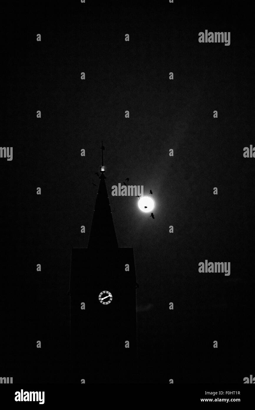 Mond über der Kirche Stockfoto