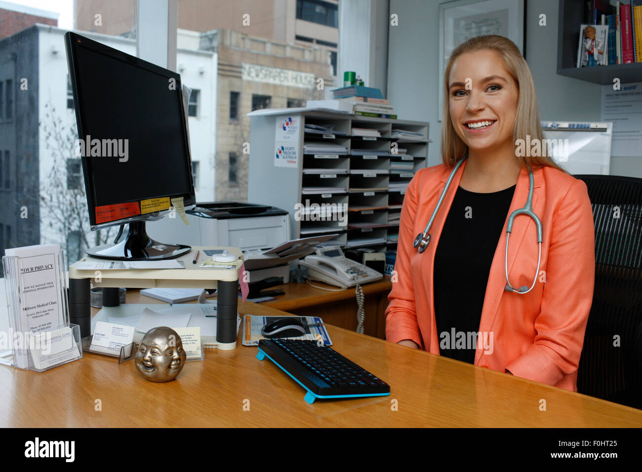 Eine junge Ärztin erwartet ihre Patienten in ihrer Praxis. Stockfoto