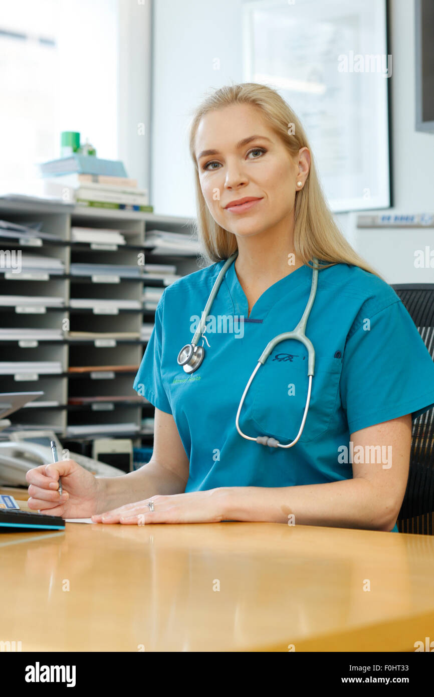 Eine junge Ärztin erwartet ihre Patienten in ihrer Praxis. Stockfoto