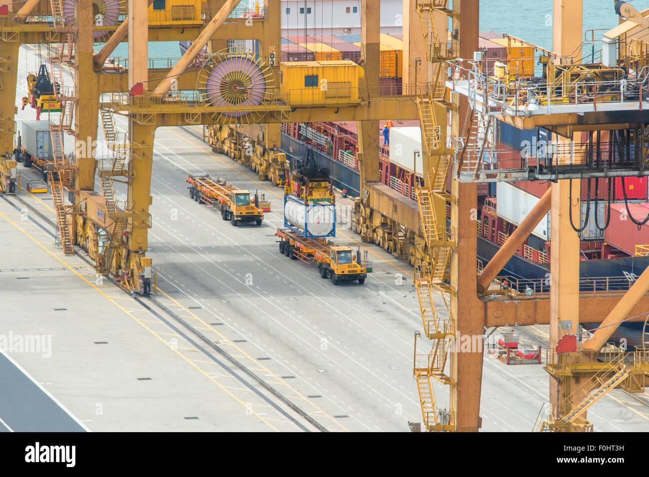 Container Cargo Fracht Versenden mit Kran Ladebrücke in Werft in der Abenddämmerung für Logistik Import/Export Hintergrund arbeiten Stockfoto