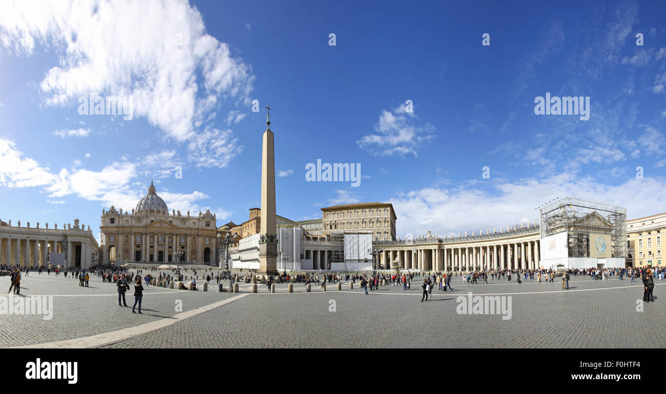 Vatikan - 9. März 2013: Menschen auf dem Petersplatz im Vatikan warten für die Konklave (Papst-Wahl) am 9. März 2013 in der Vatikanstadt, Vatikan Stockfoto