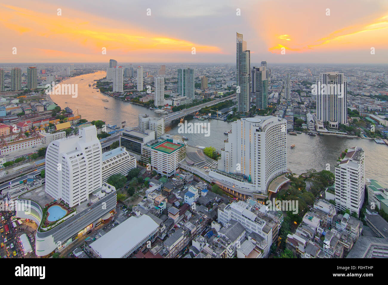 Stadtbild von Bangkok aus Draufsicht mit Fluss Stockfoto
