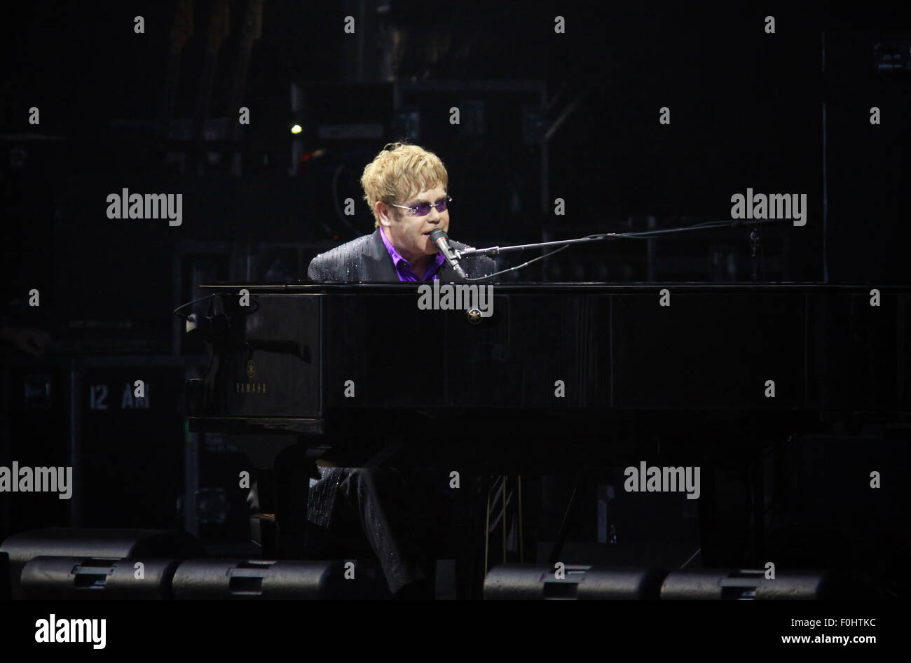 Kiew, UKRAINE - 30. Juni 2012: Sänger Sir Elton John auf der Bühne führt, während Anti-AIDS Benefizkonzert am Platz Unabhängigkeit am 30. Juni 2012 in Kiew, Ukraine Stockfoto