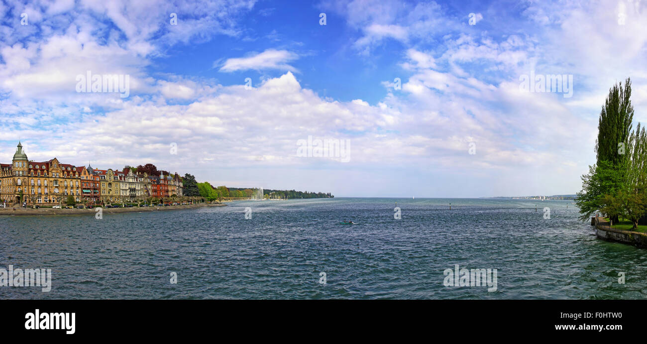 Blick auf Bodensee-See und die Stadt Konstanz, Deutschland. Der Ort, wo Rhein beginnt Stockfoto