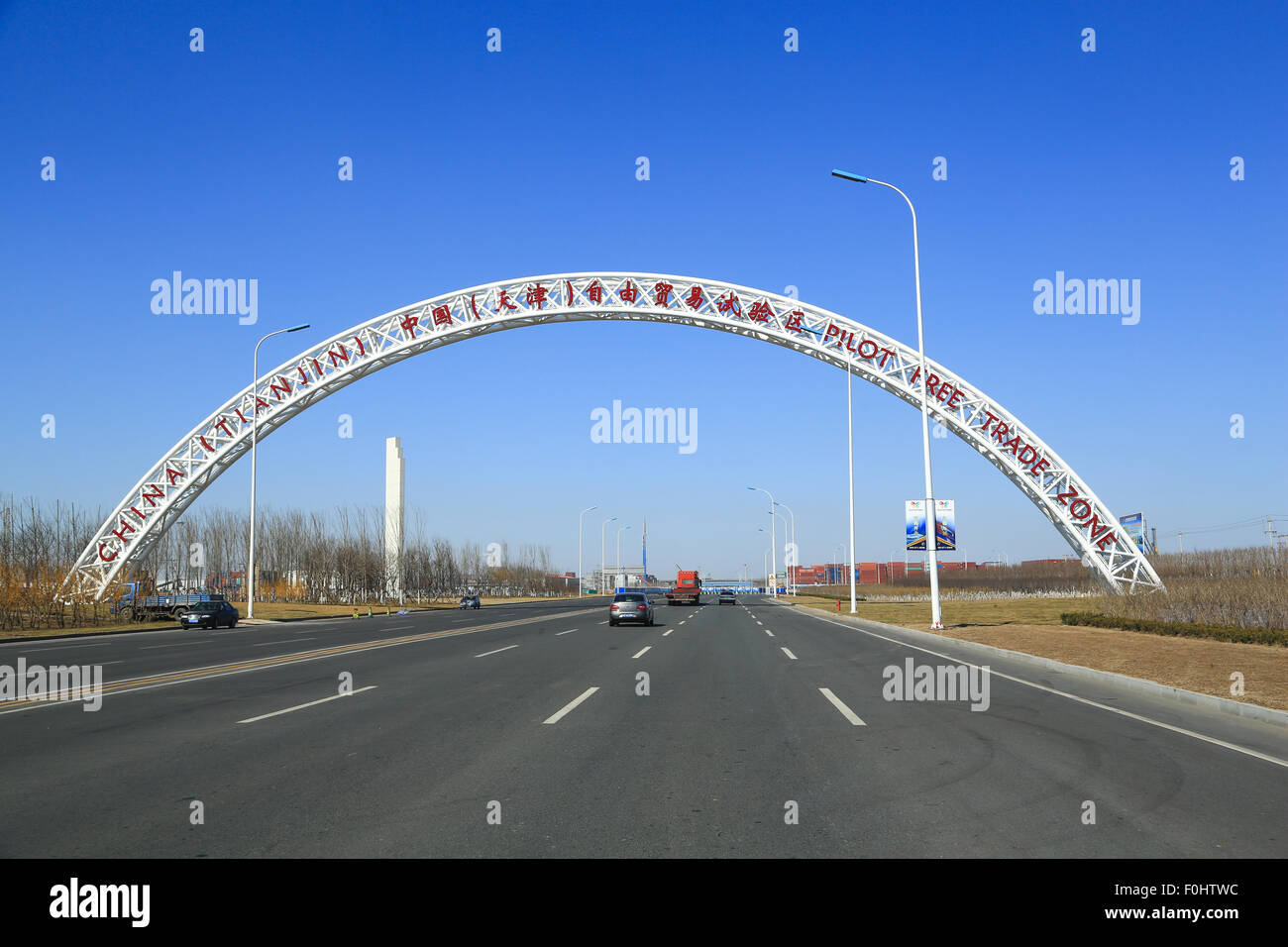 China (Tianjin) Pilot Free Trade Zone anmelden Autobahn, die vom Hafen und Schiff Kreuzfahrtterminal. Stockfoto