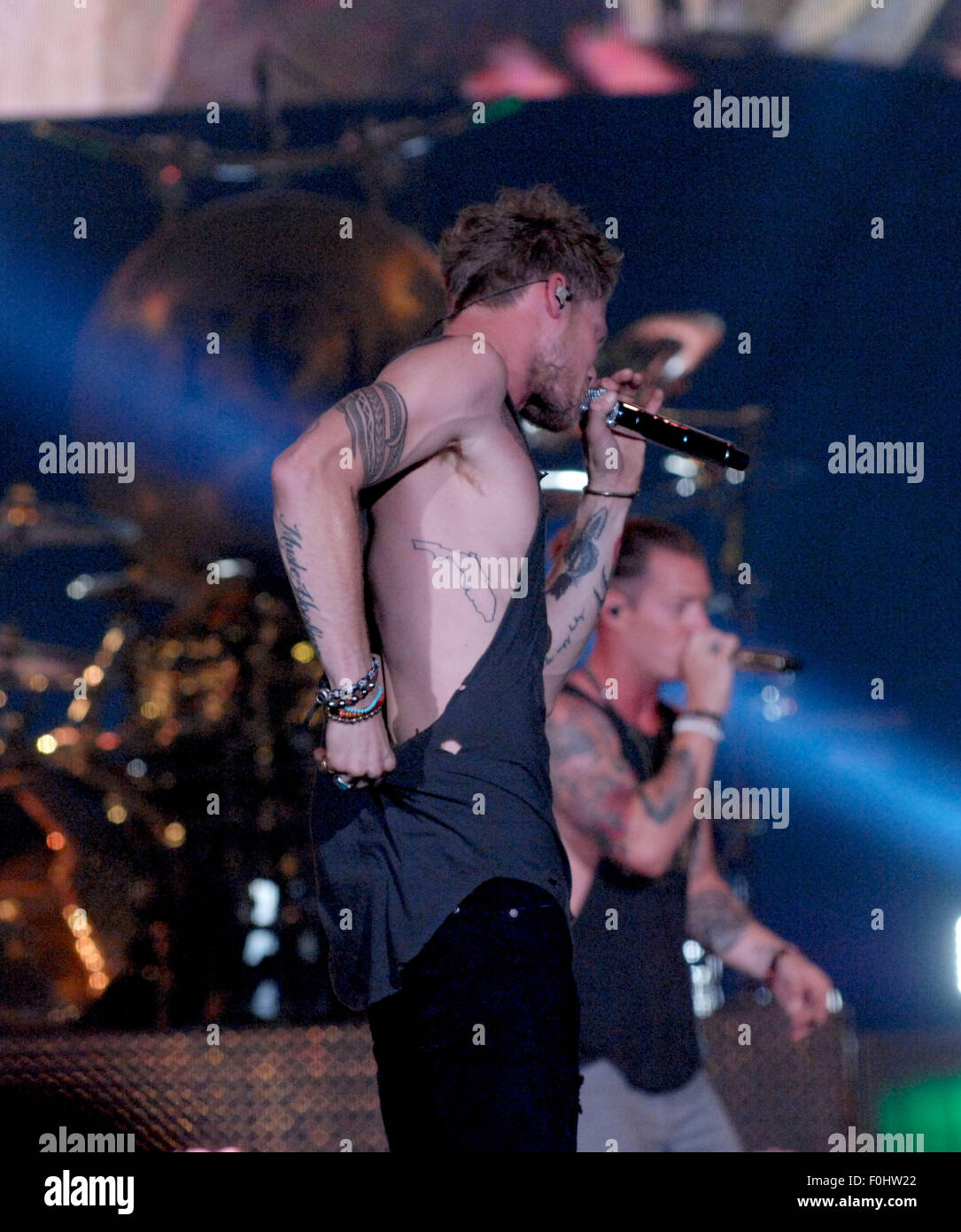 Raleigh, North Carolina, USA. 13. August 2015. Sänger BRIAN KELLEY und TYLER HUBBARD Land Duo Florida Georgia Line durchführen im Walnut Creek Amphitheater in Raleigh. © Tina Fultz/ZUMA Draht/Alamy Live-Nachrichten Stockfoto
