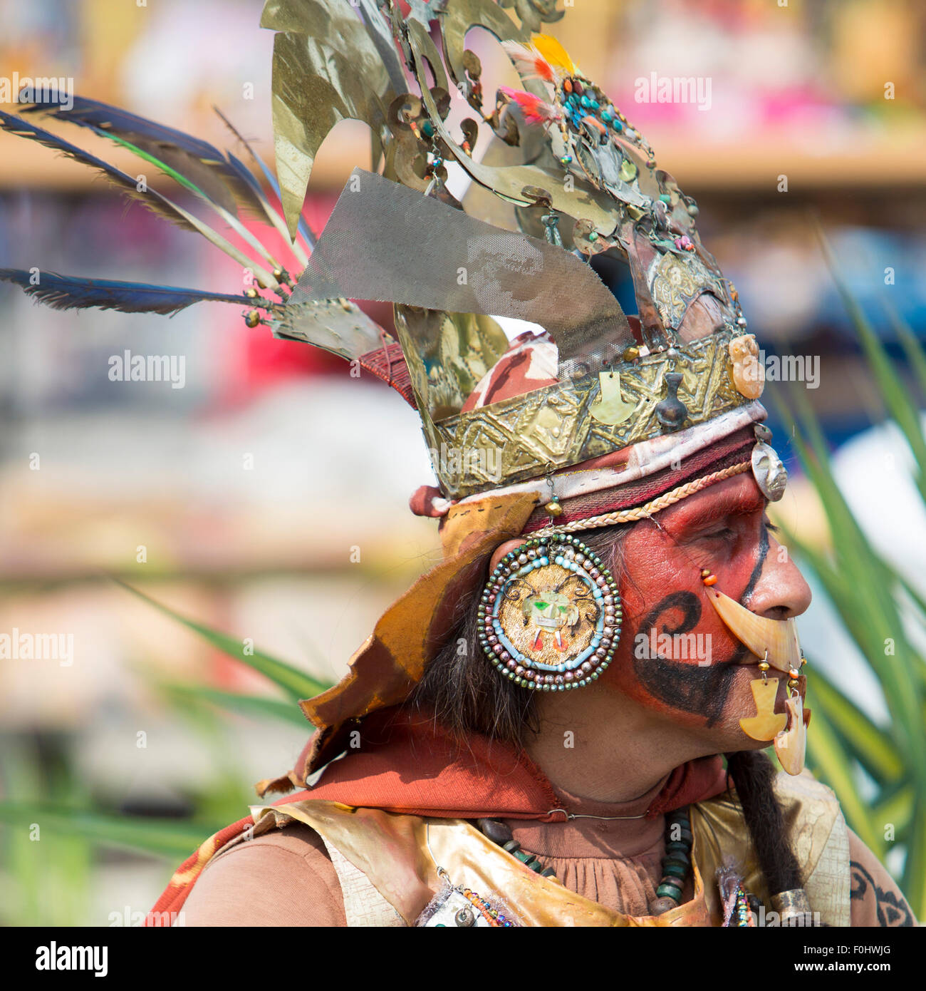 Unbekannter peruanischen Mann gekleidet mit Make-up wie ein Chimu während einer Zeremonie. Stockfoto