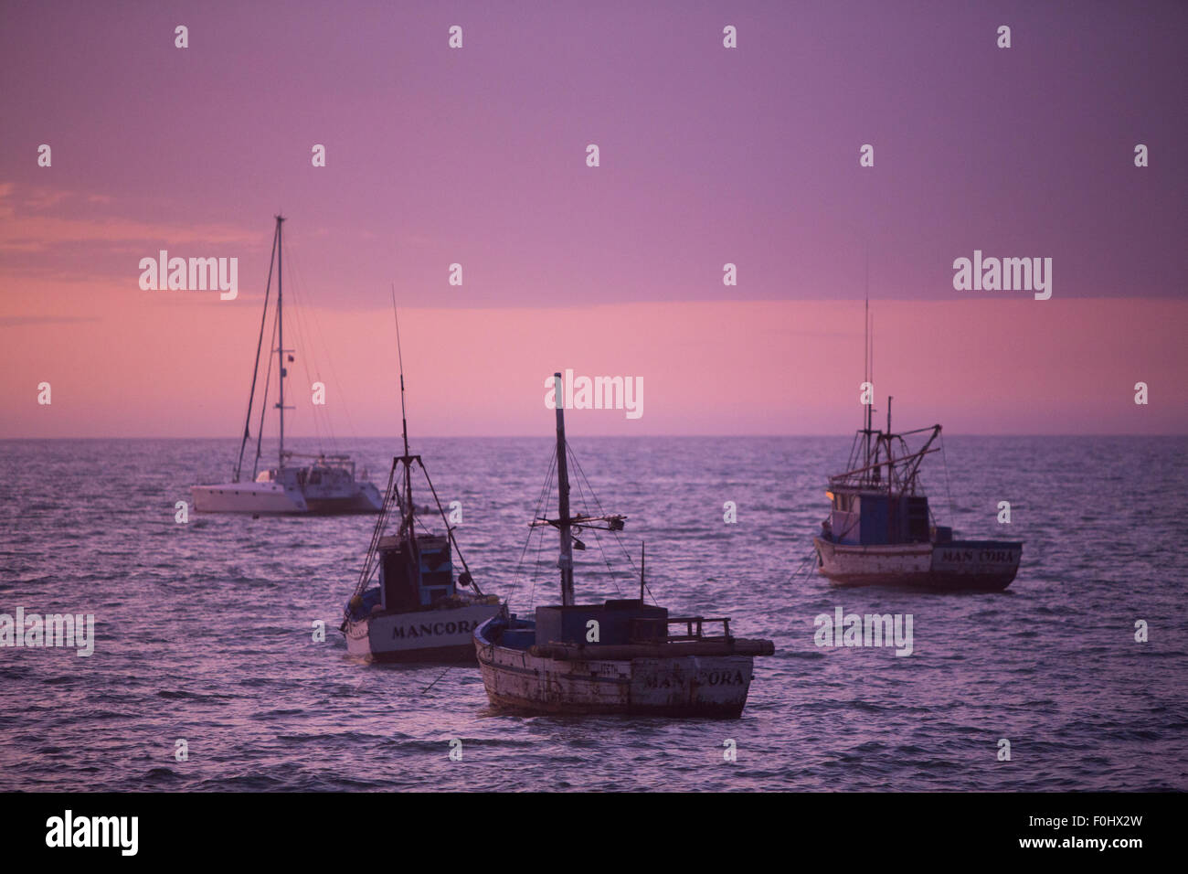 Lila Sonnenuntergang am Hafen Manora. Peru-2015 Stockfoto