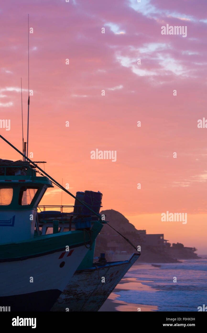 Kleine Fischerboote Schiff stehen am Strand bei Sonnenuntergang am Strand von Mancora Stockfoto