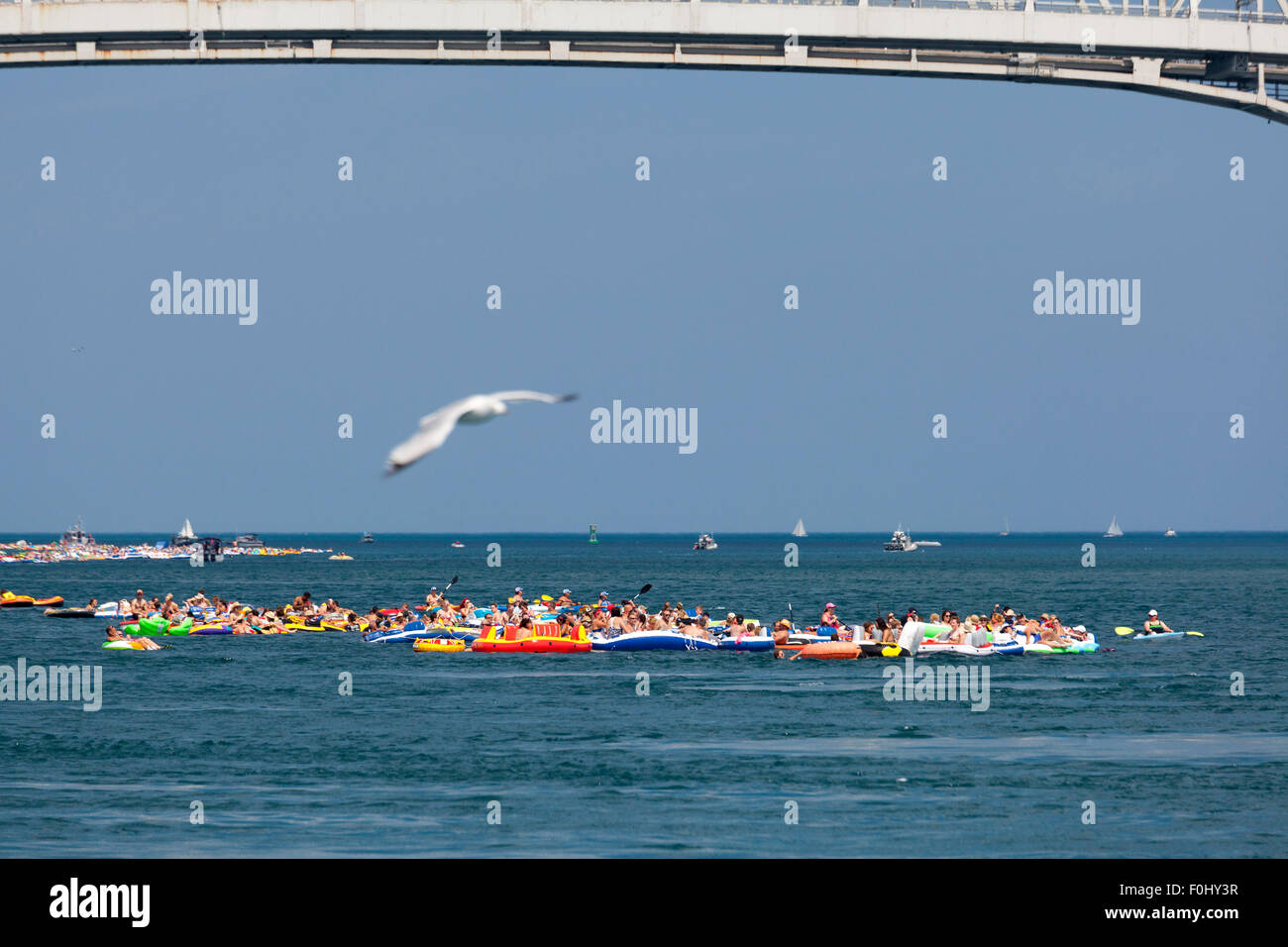 Port Huron, Michigan, USA. Tausende von Sparren nahmen an der jährlichen Port Huron schweben nach unten auf dem St. Clair River, schwimmende von Huron-See unter den internationalen Blue Water Bridge auf dem Weg nach Marysville, Michigan. Obwohl die Veranstaltung nicht offiziell sanktioniert wurde, geschlossen die Coast Guard den Fluss zu großen Seen Frachter und andere motorisierte Schiffe aufgrund der Anzahl der Teilnehmer. Stockfoto