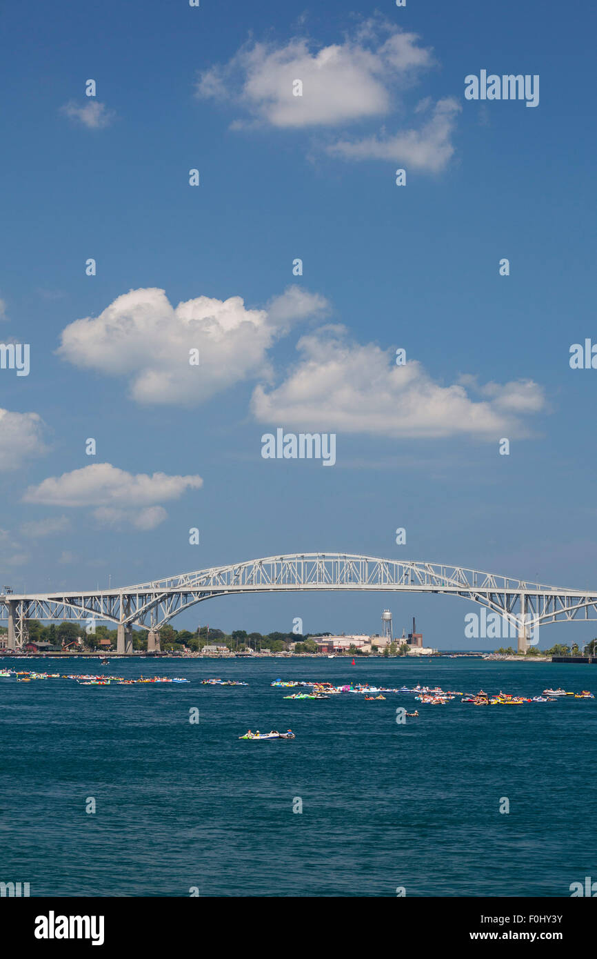 Port Huron, Michigan, USA. Tausende von Sparren nahmen an der jährlichen Port Huron schweben nach unten auf den St. Clair River. In dem Fall nicht offiziell sanktioniert schwebte Sparren 7,5 Meilen von der internationalen blaue Wasser-Brücke nach Chrysler Park in Marysville. Da das Volumen der Teilnehmer, die Coast Guard den Fluss an großen Seen Frachter und andere motorisierte geschlossen Schiffe. Stockfoto