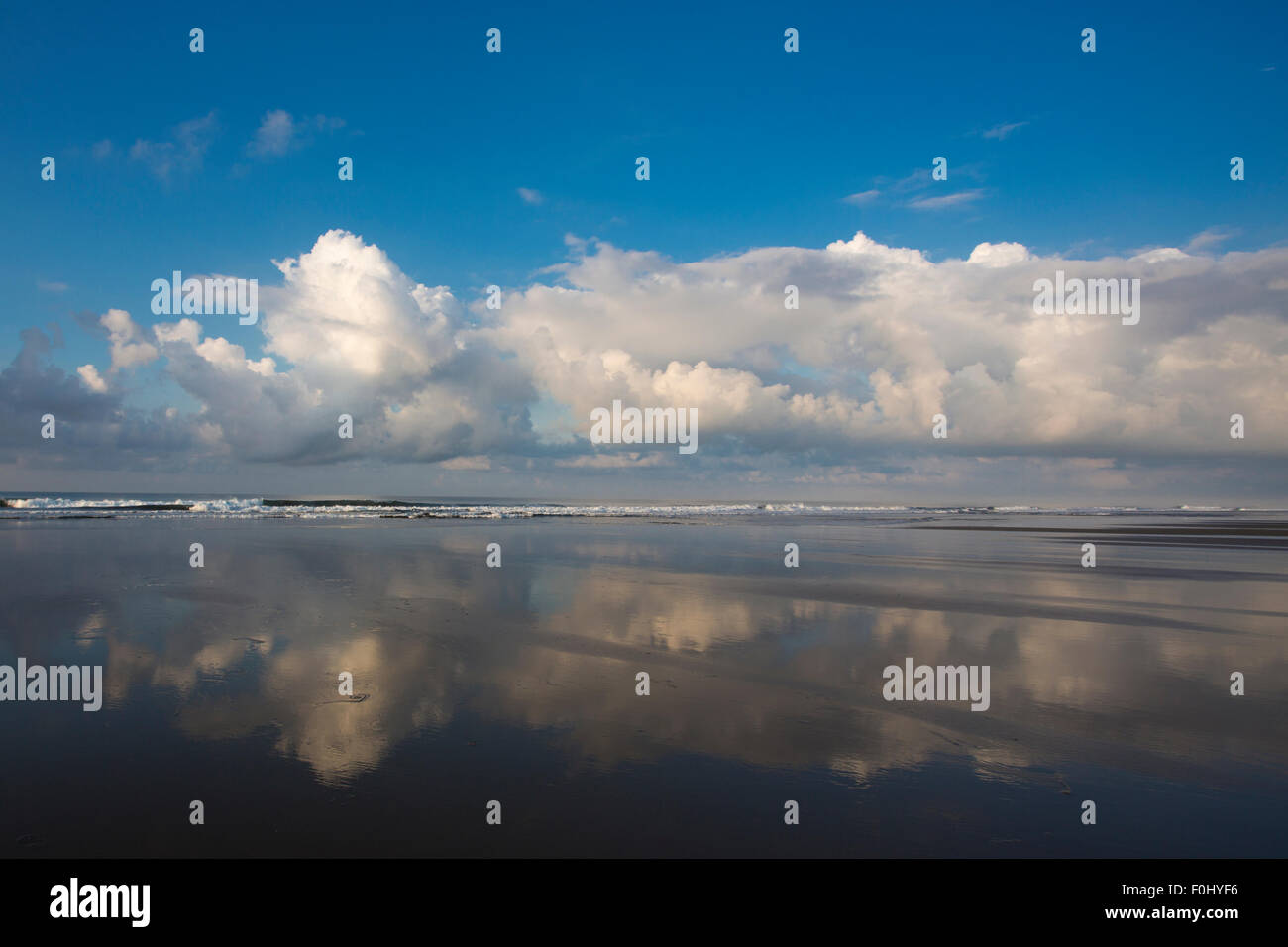 Blick auf den Strand von Matapalo in den frühen Morgenstunden, kommt kein Wind, das Meer, Costa Rica 2013 zu stören Stockfoto
