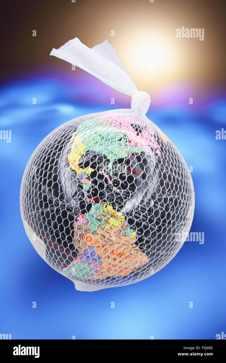 Globus mit weichen Fischnetz Tasche verpackt Stockfoto