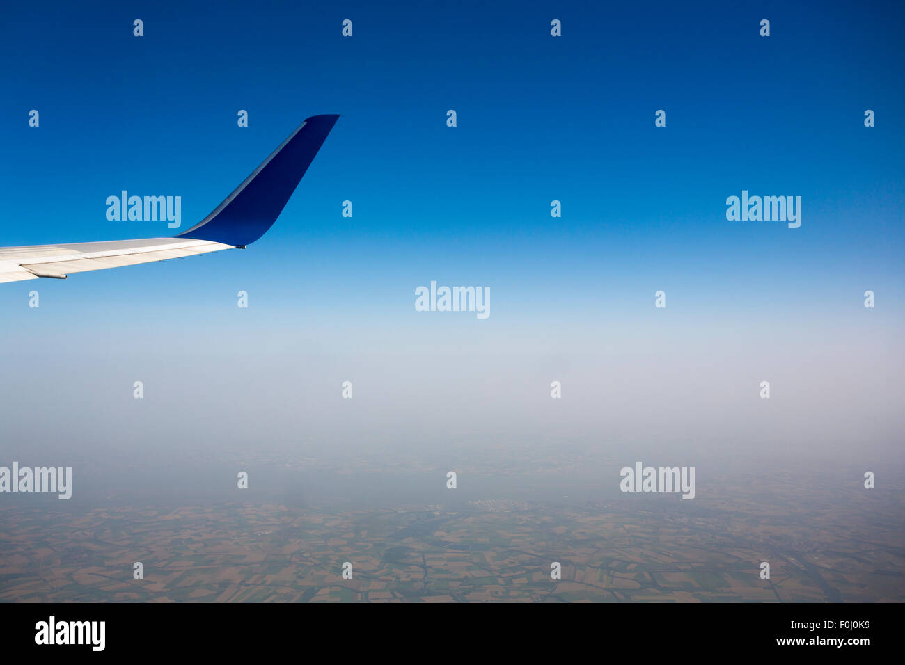 Friedliche Aussicht mit blauen Himmel und einen Ausschnitt aus dem Flugzeug Flügel. Stockfoto