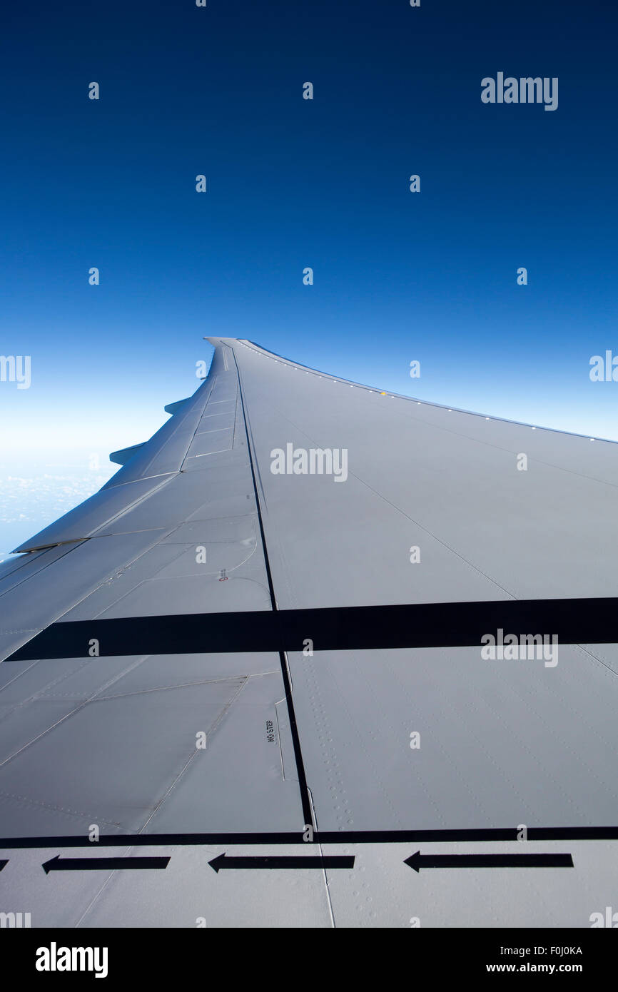 Blick auf Jet Tragfläche mit kristallklarem blauen Himmel im Hintergrund und Sicherheit Marker wie Pfeile von rechts nach links. Stockfoto