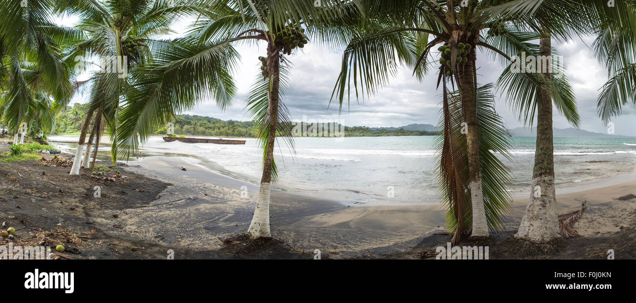 Panoramablick auf einem leeren Strand in Puerto Viejo mit trübem Wetter, Karibikküste Costa Rica 2014. Stockfoto