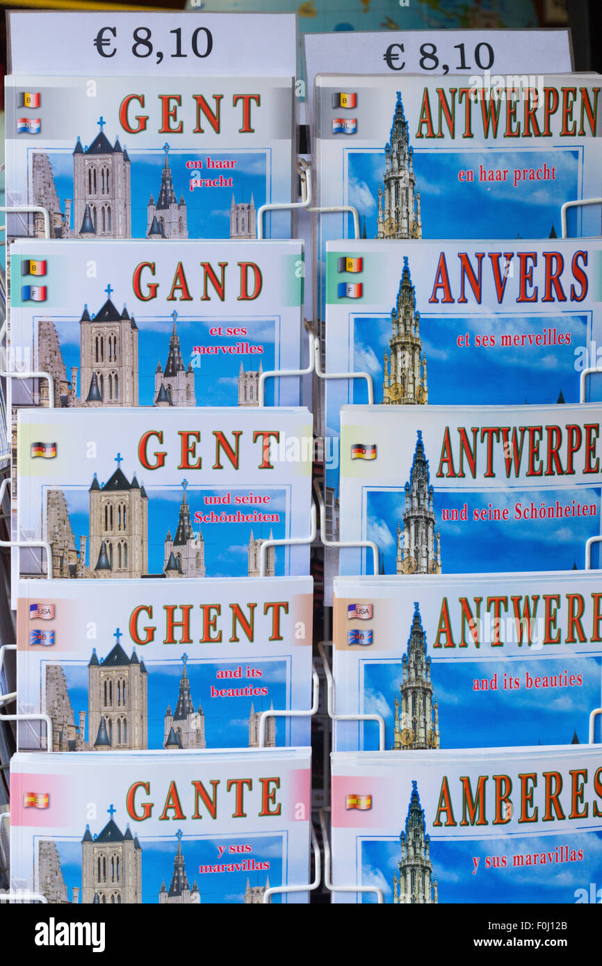 Bücher und Karten zu führen, in vielen Sprachen zum Verkauf Brügge in Belgien Stockfoto