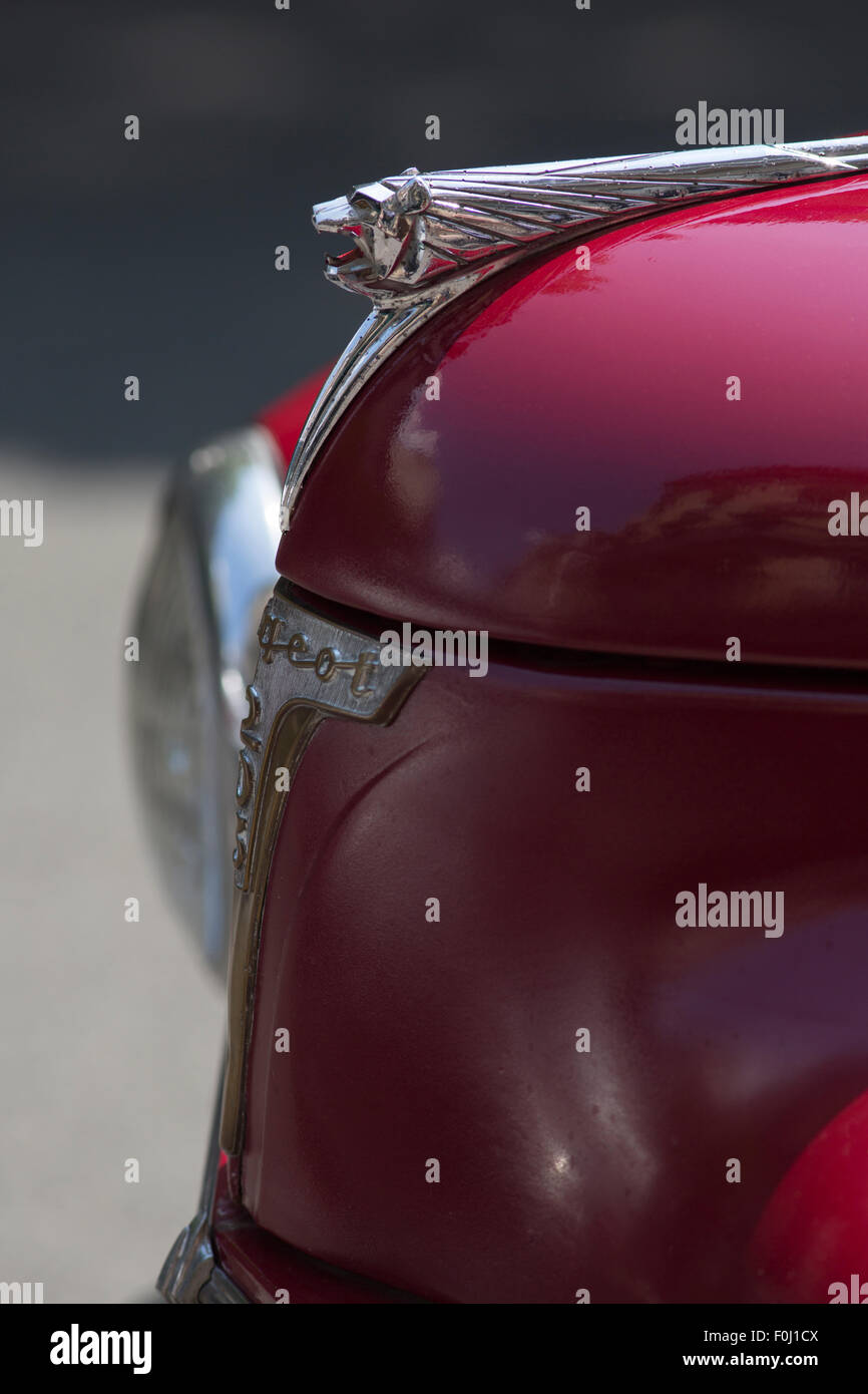 Detail von der Vorderseite des roten Peugeot Oldtimer Rallye der klassischen Autos in Paris 2012, Frankreich. Stockfoto