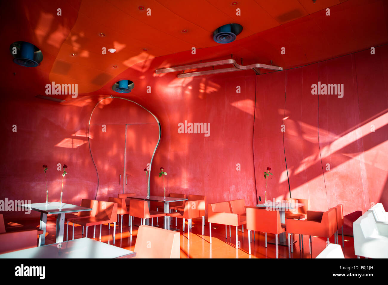 Leere Tabellen und Gläser in surreale Interieur. Zentrum für moderne Kunst, Aussichtsplattform, Café, Paris Stockfoto