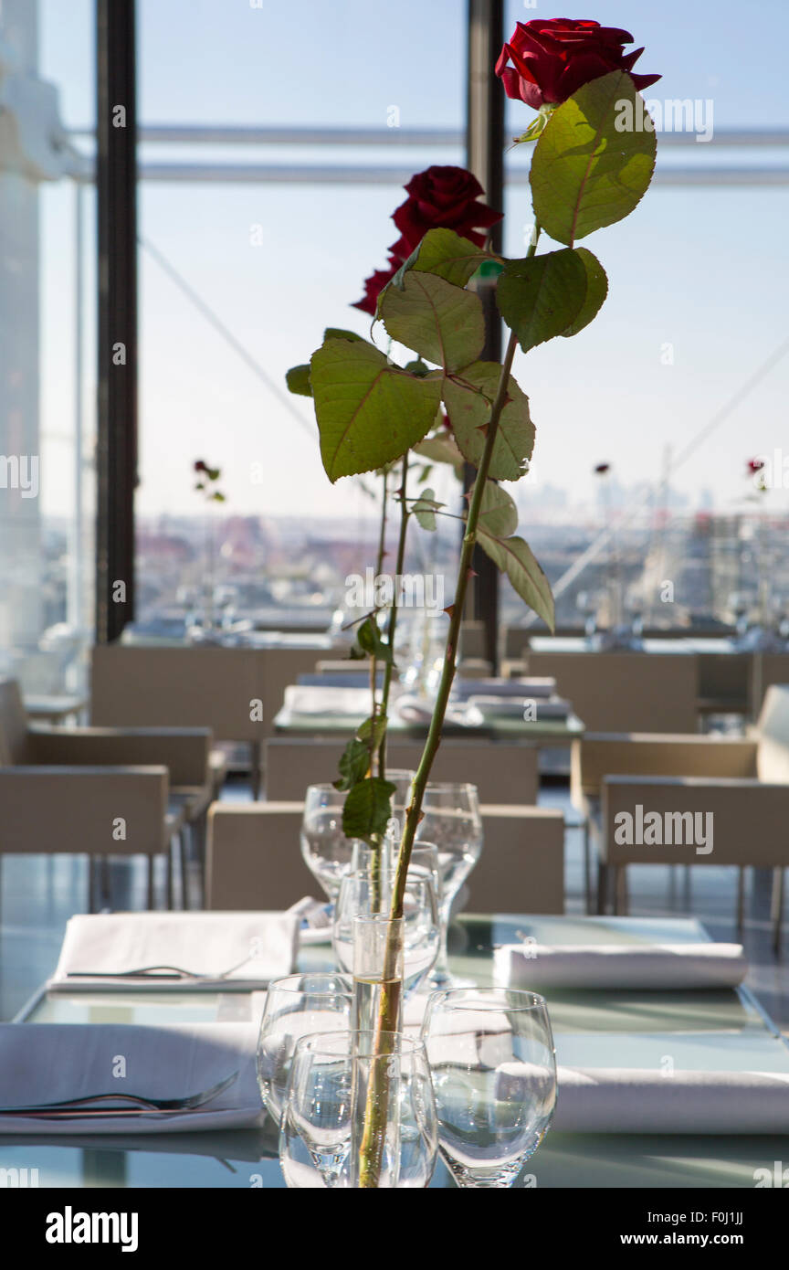 Romantisches Restaurant Tischdekoration für zwei Personen mit Rosen Platten, Ansicht von Paris im Hintergrund. Stockfoto