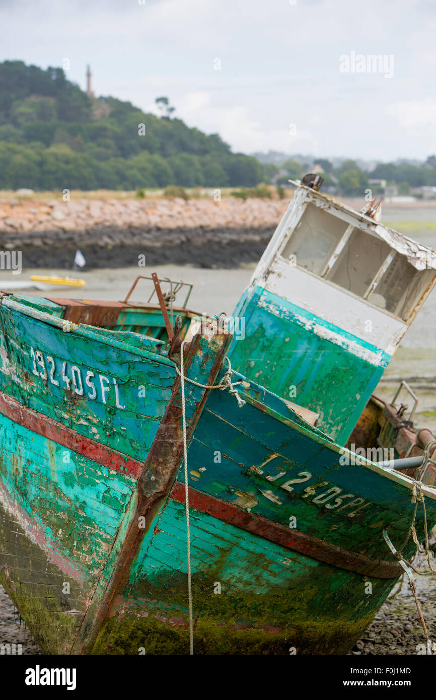 Alte hölzerne Schiffswrack am Strand von Paimpol. Bretagne, Frankreich Stockfoto