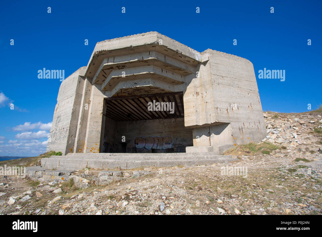 Panorama von einem deutschen Bunker aus dem zweiten Weltkrieg und den Atlantischen Ozean. An der Pointe de Pen Hir in der Bretagne. Frankreich. Stockfoto