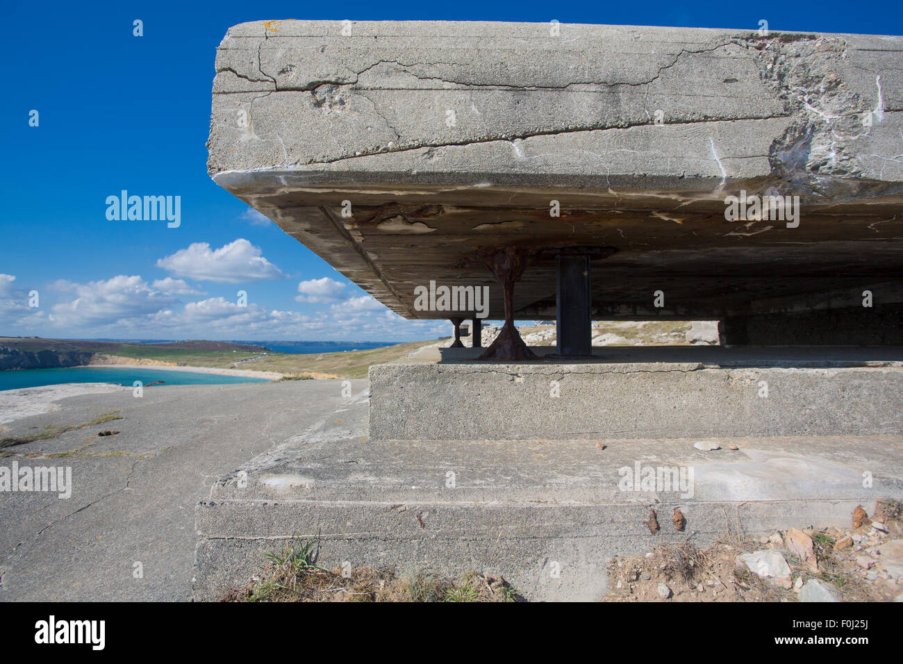 Panorama von einem deutschen Bunker aus dem zweiten Weltkrieg und den Atlantischen Ozean. An der Pointe de Pen Hir in der Bretagne. Frankreich. Stockfoto