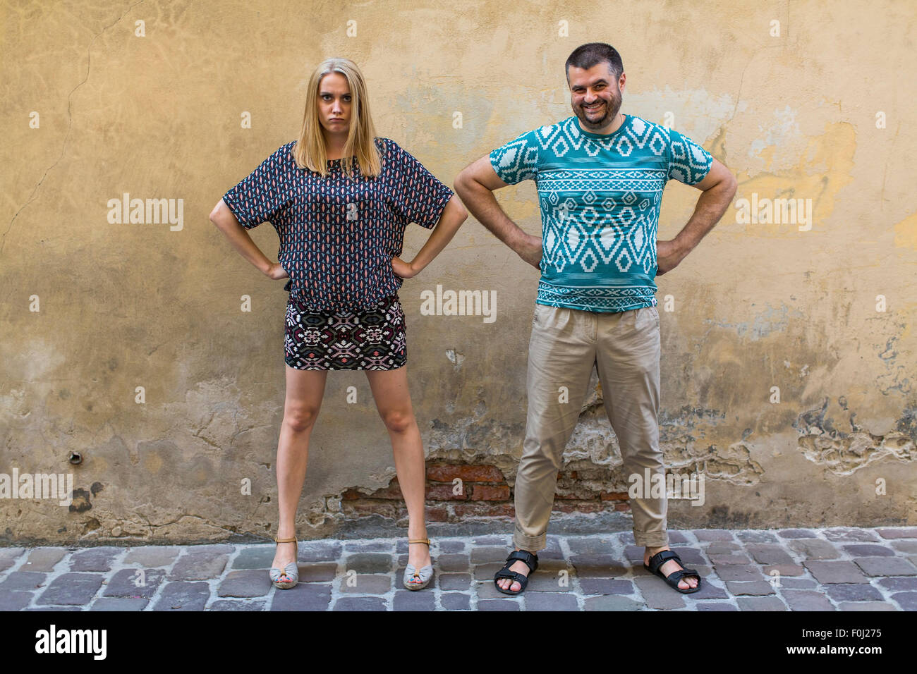 Glückliches junges Paar in Liebe Spaß gegen die Wand des Hauses. Stockfoto